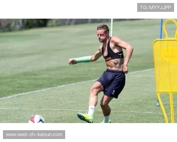 罗杰斯持球推进展现爆发力